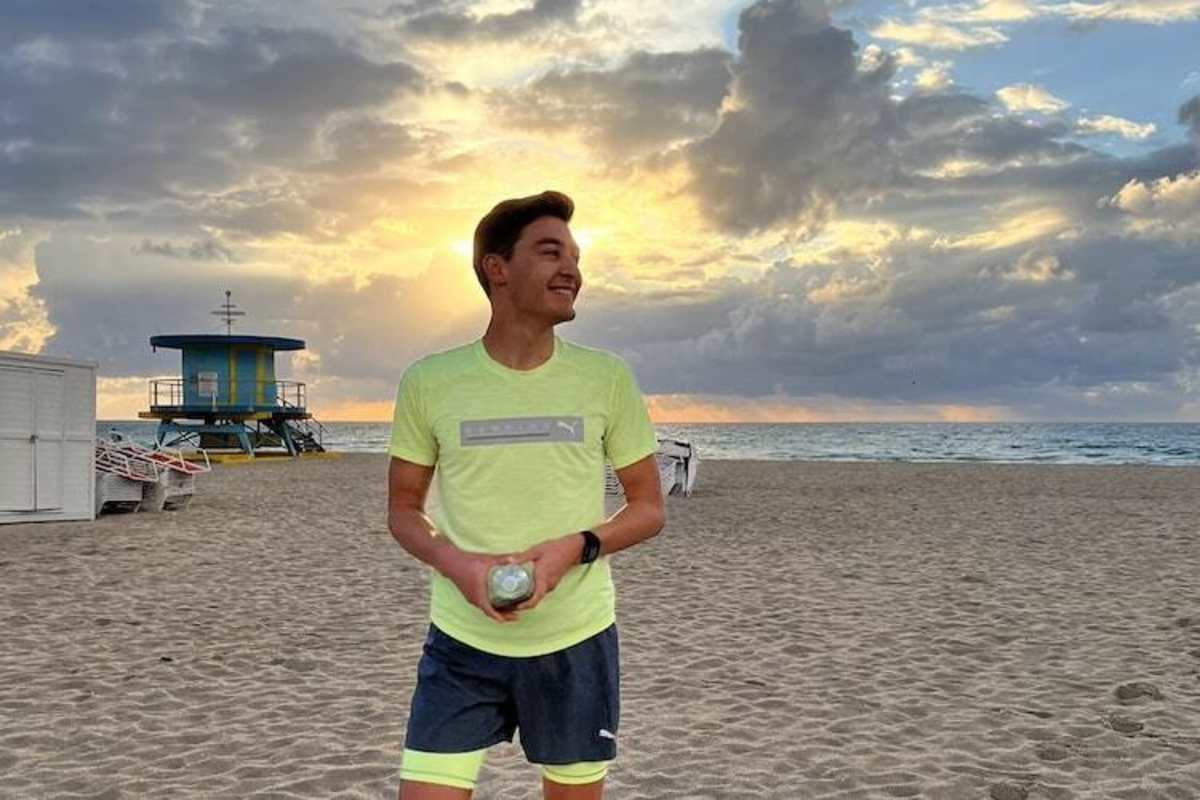 George Russell geniesst die Abendstimmung