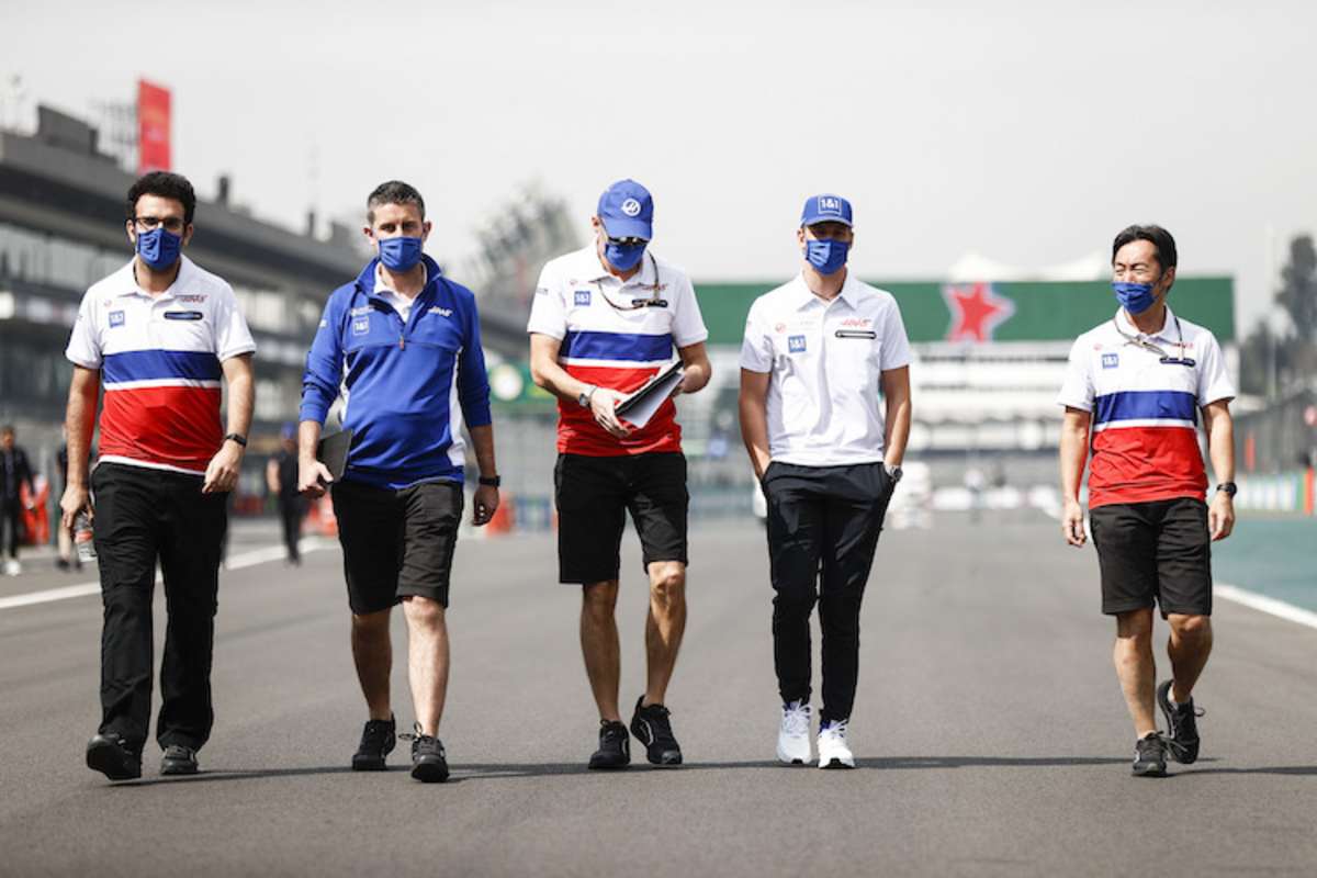 Mick (Zweiter von rechts) und seine Boy-Band