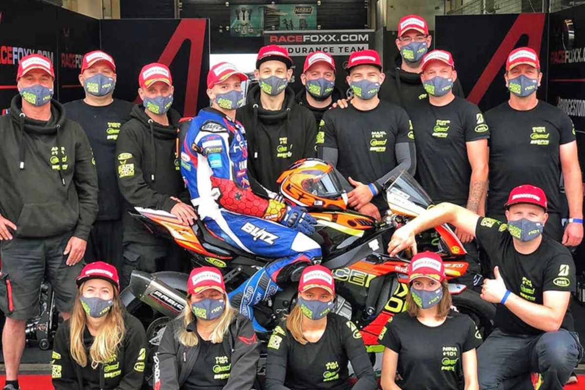 Jan Mohr (in Lederkombi) fährt auch DLC