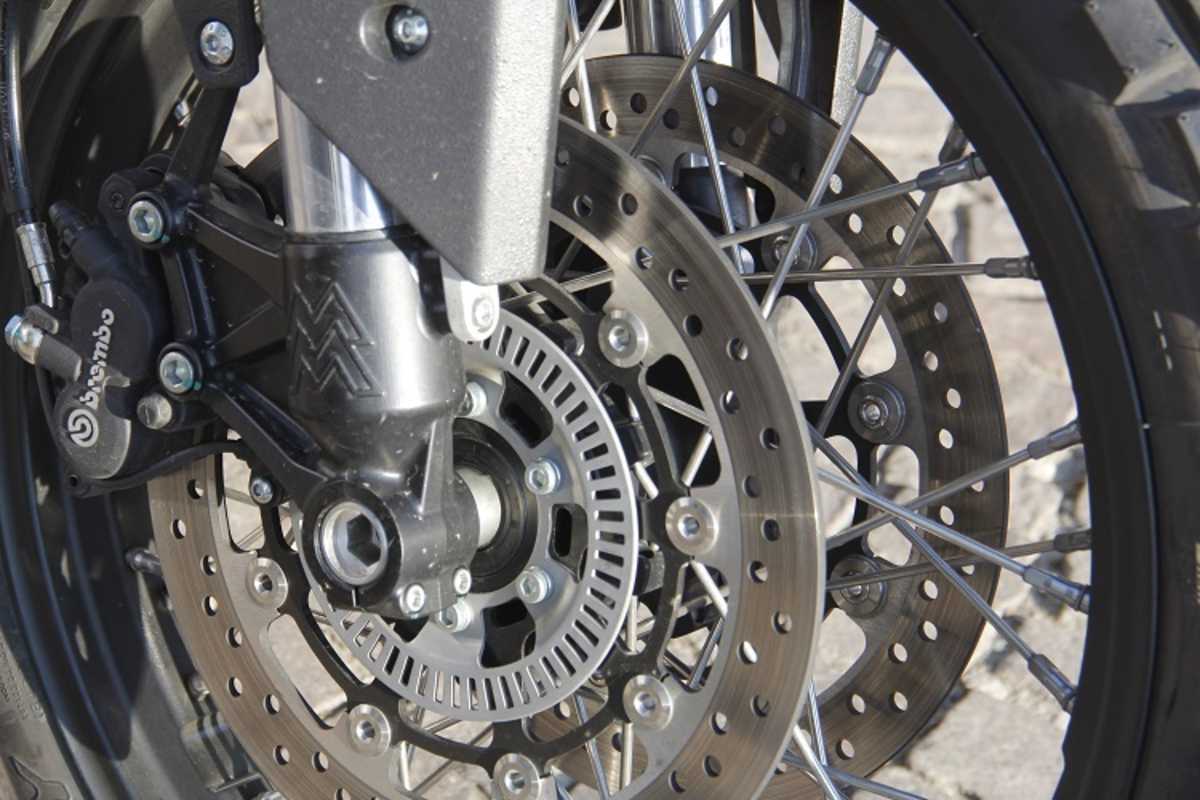 Schlauchlose Speichenfelgen, Doppelscheibenbremse von Brembo im Vorderrad