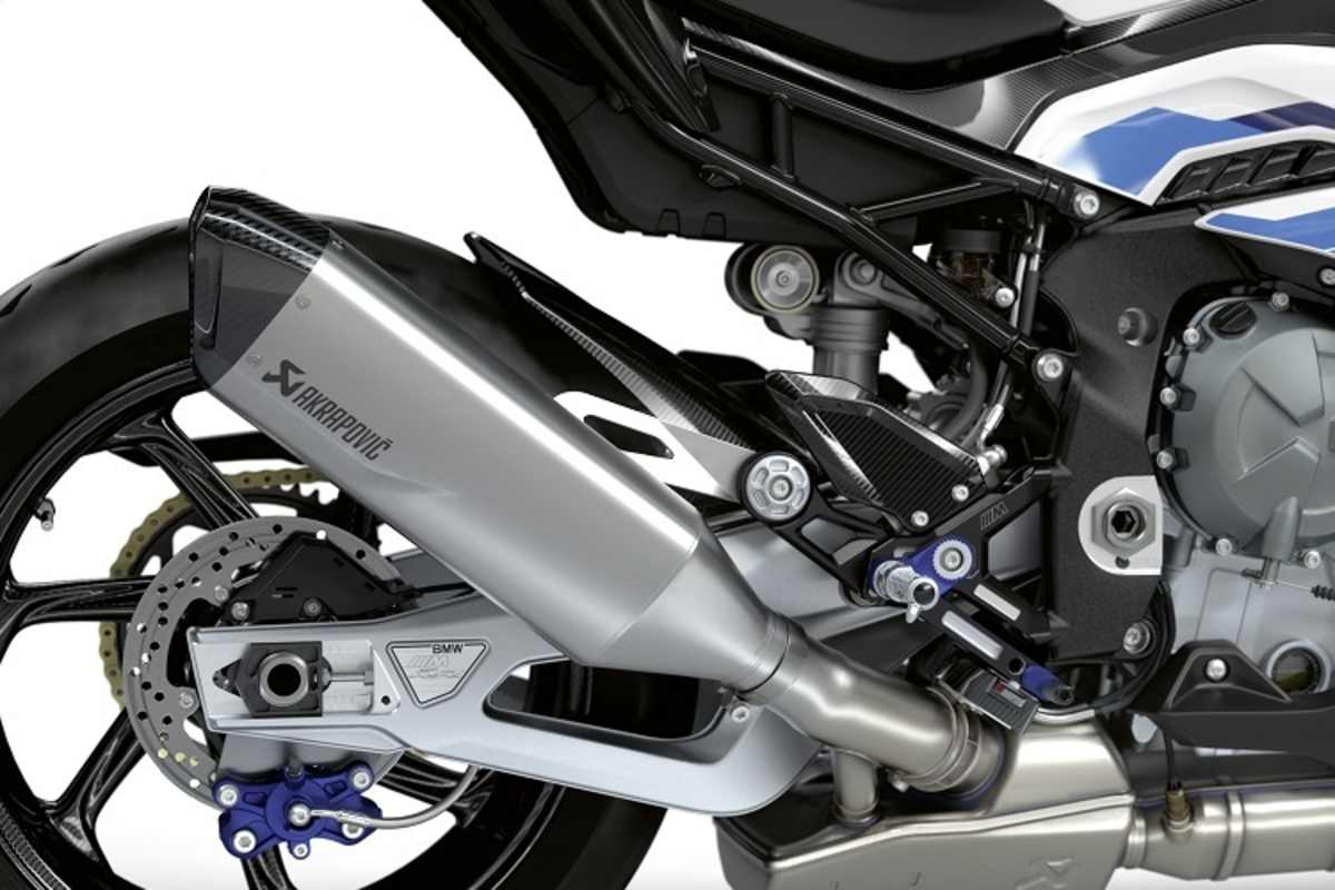 Serienmässig eine federleichte Titan-Auspuffanblage von Akrapovic