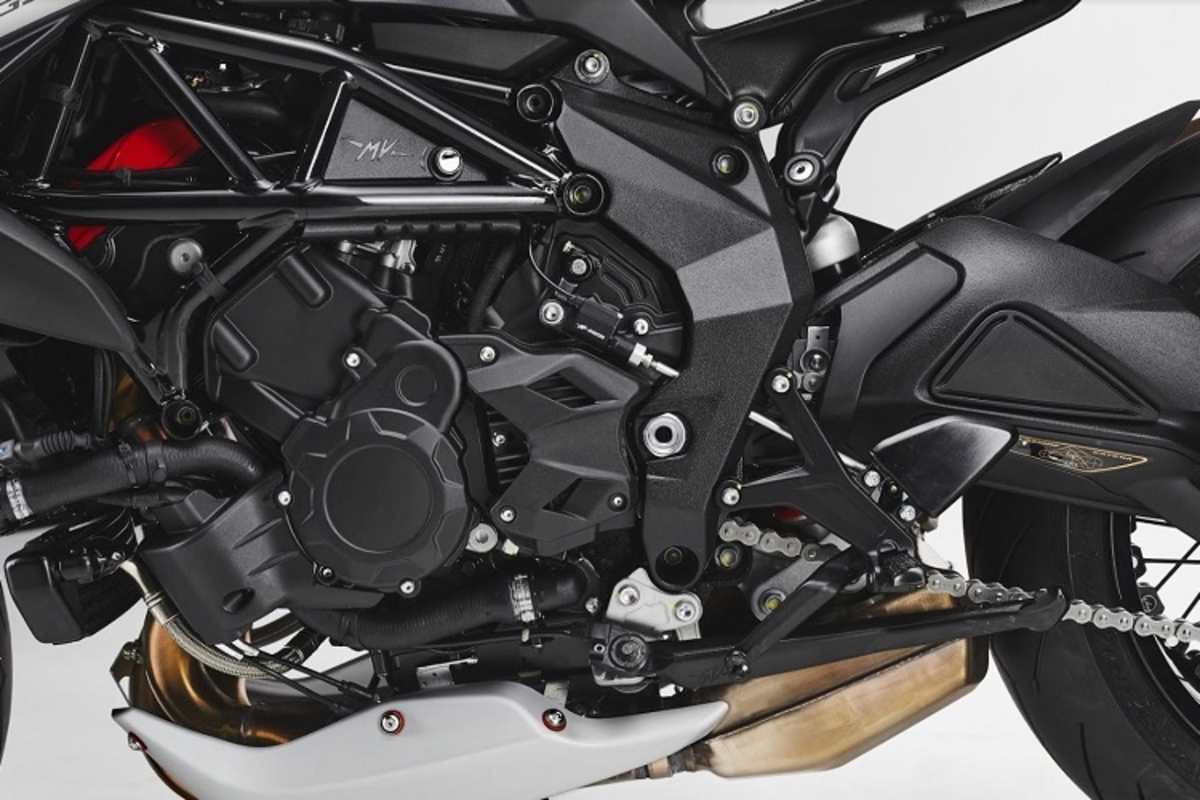 MV Agusta hat an den 800er Modellen Brutale und Dragster Motor und Fahrwerk überarbeitet 