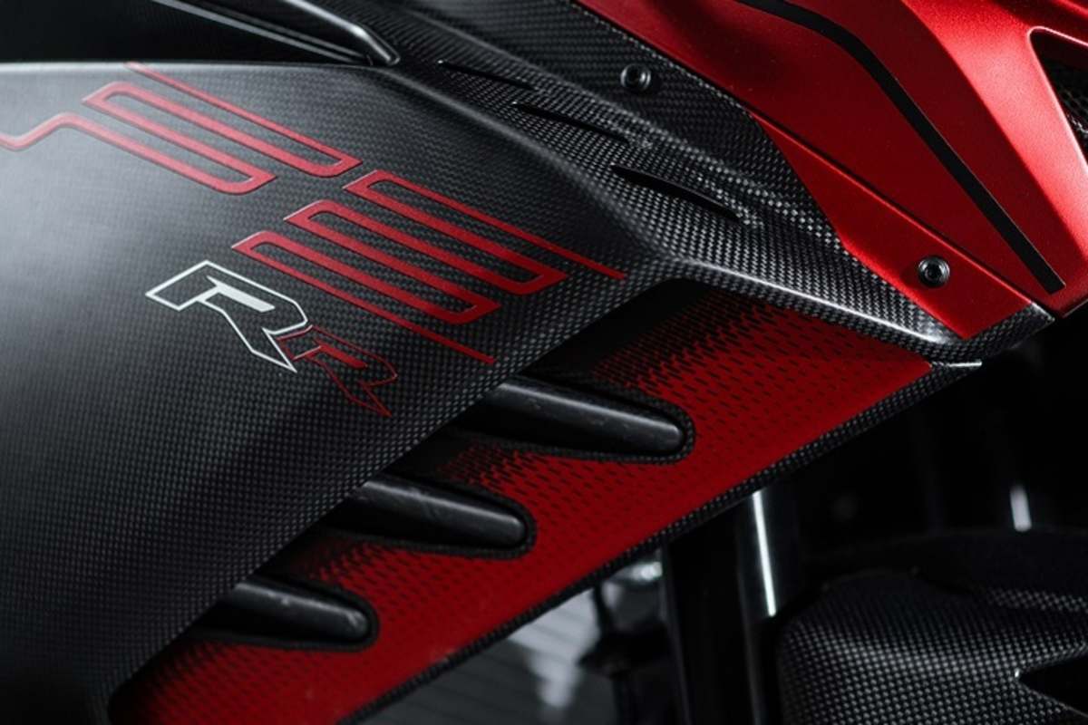 Die kastenförmigen, schmal gehaltenen Elemente an der Seitenverkleidung erzeugen bei 240 km/h 8 kg Abtrieb 