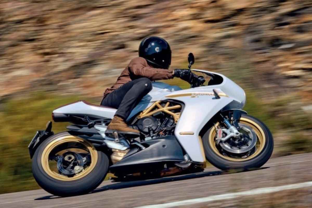 Sehr italienisch: Kurvenswing auf der MV Agusta Superveloce S