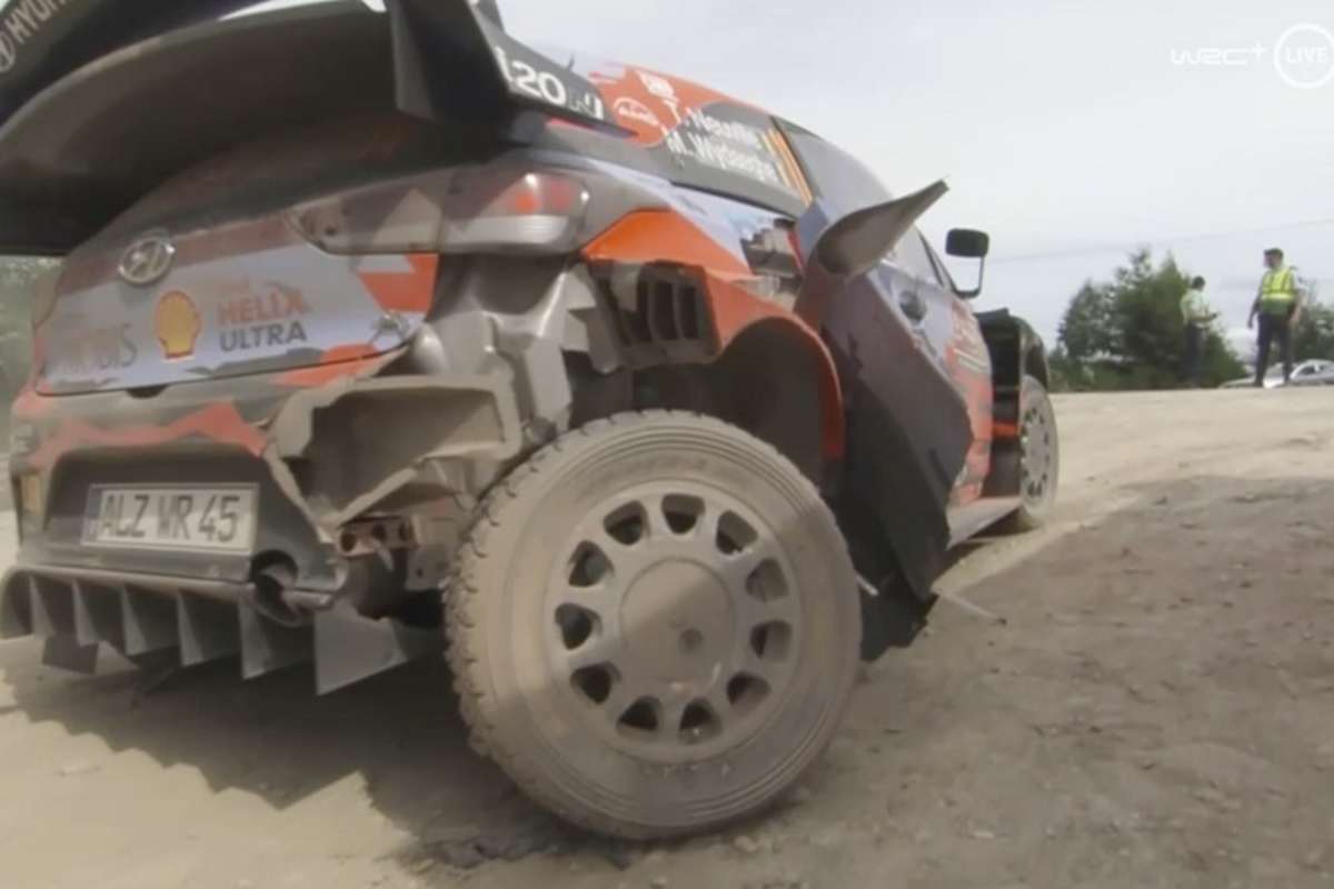 Der stark beschädigte Hyundai von Thierry Neuville