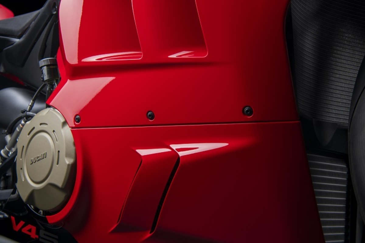 Zusätzliche Öffnungen im unteren Verkleidungsteil verbessern die Kühlung im Rundstreckenbetrieb