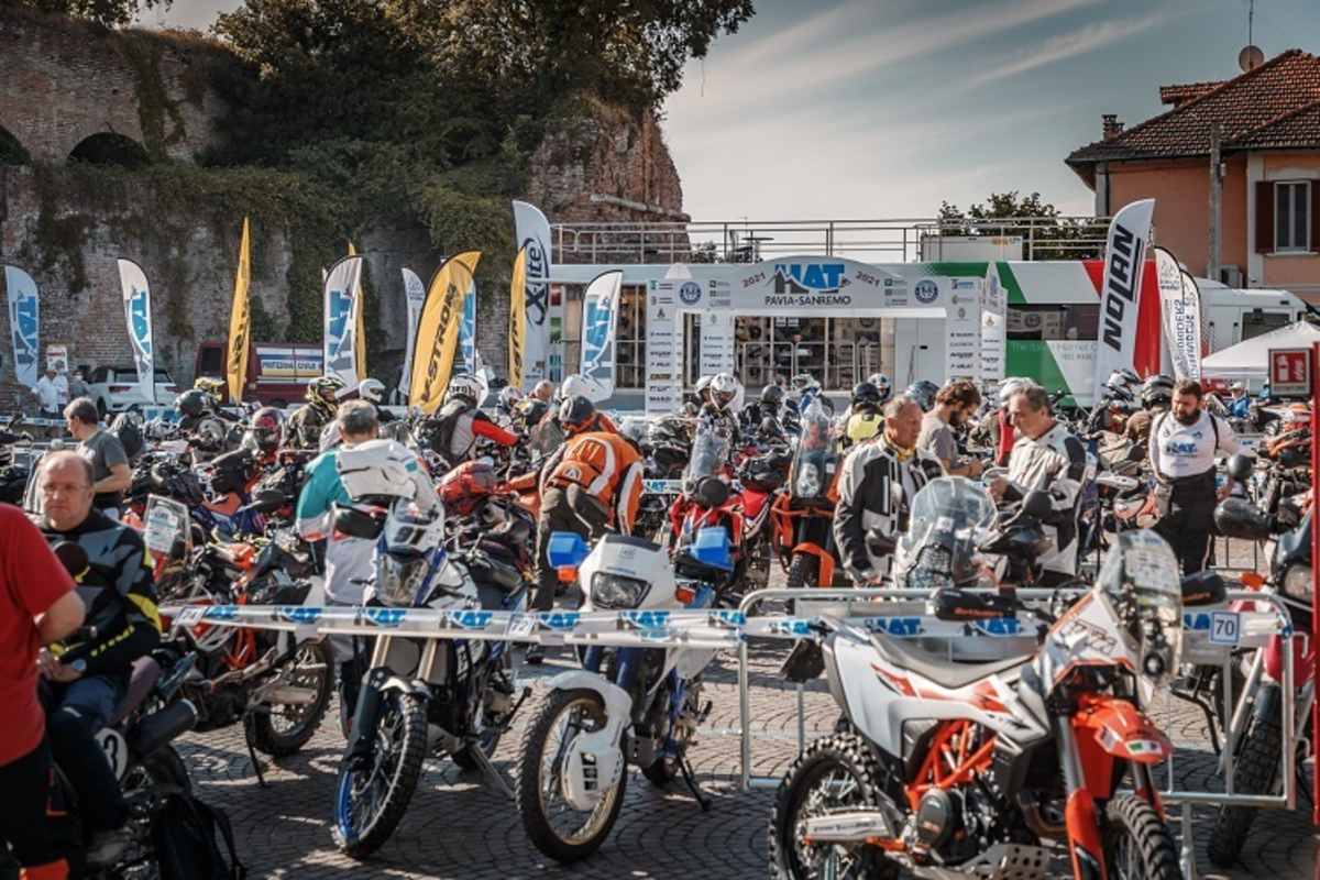 Vor dem Start: An den Reise-Enduros aller Jahrgänge sind zahlreiche Umbauten und Verbesserungen zu entdecken