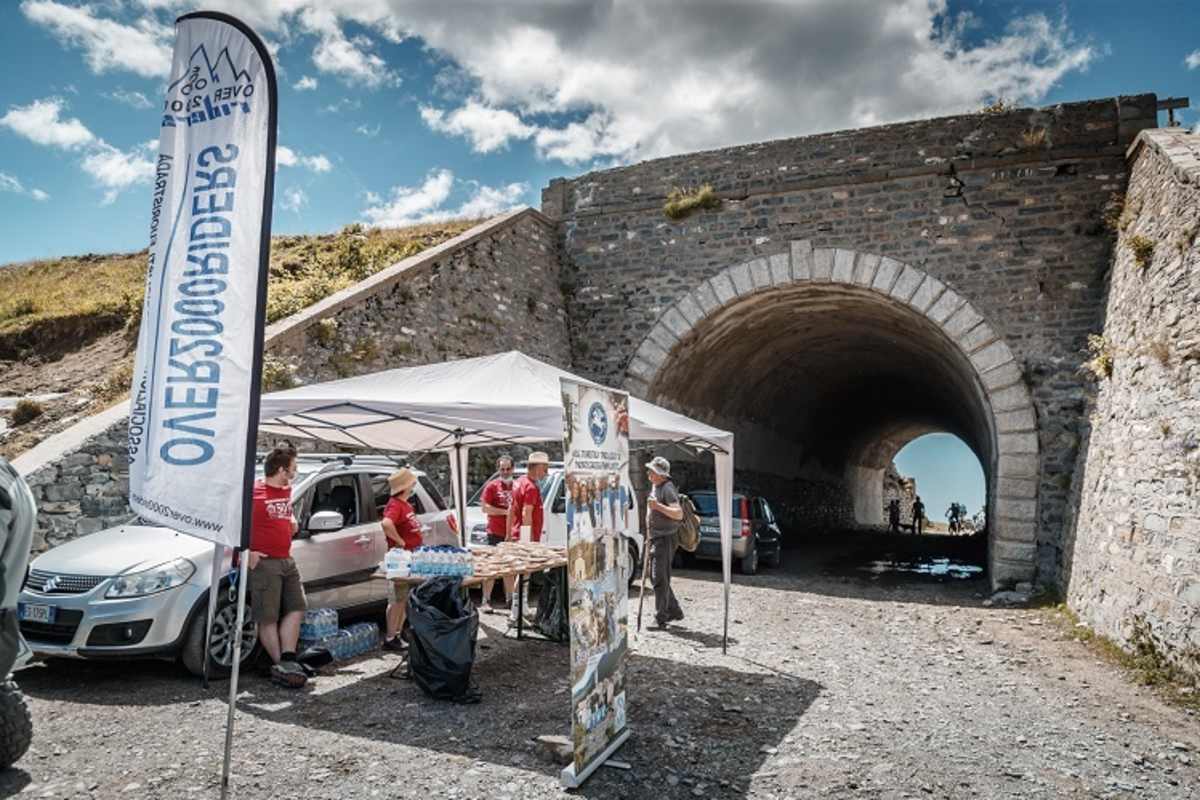 Stilechter Verpflegungsposten an der Galleria del Garezzo auf 1700 m Meereshöhe