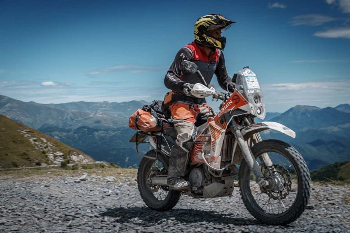 Auf hochalpinen Schotterstrecken erröffnen sich immer neue, atemberaubende Ausblicke