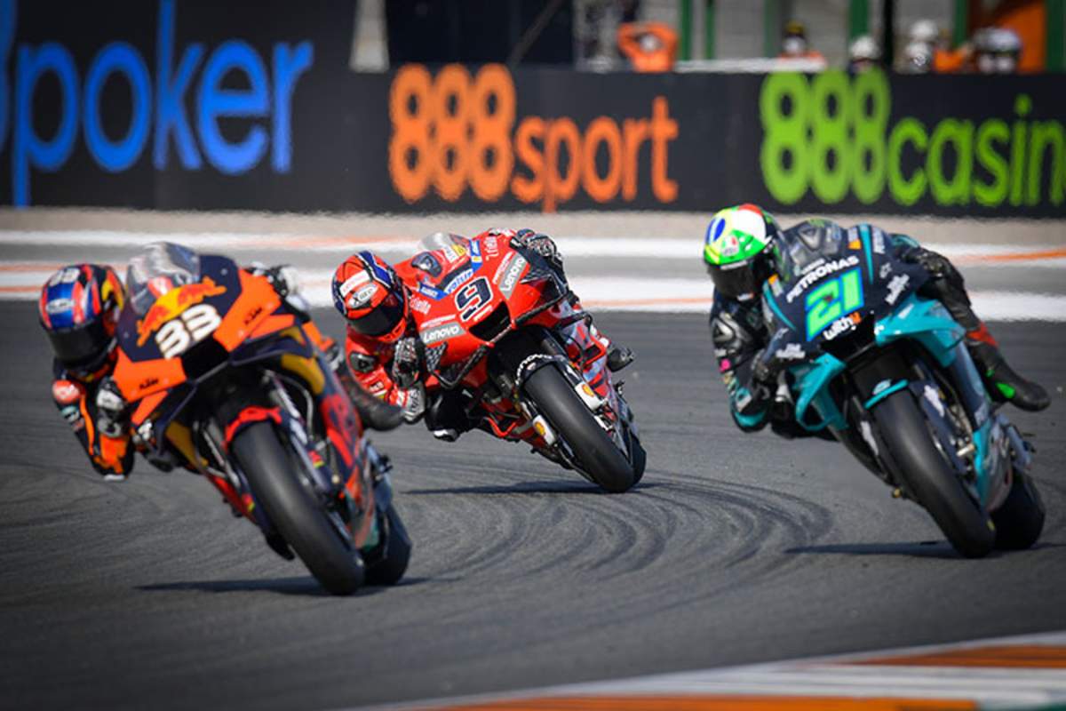 Valencia 2020: Petrucci (9) kämpft gegen Binder (33) und Morbidelli (21)