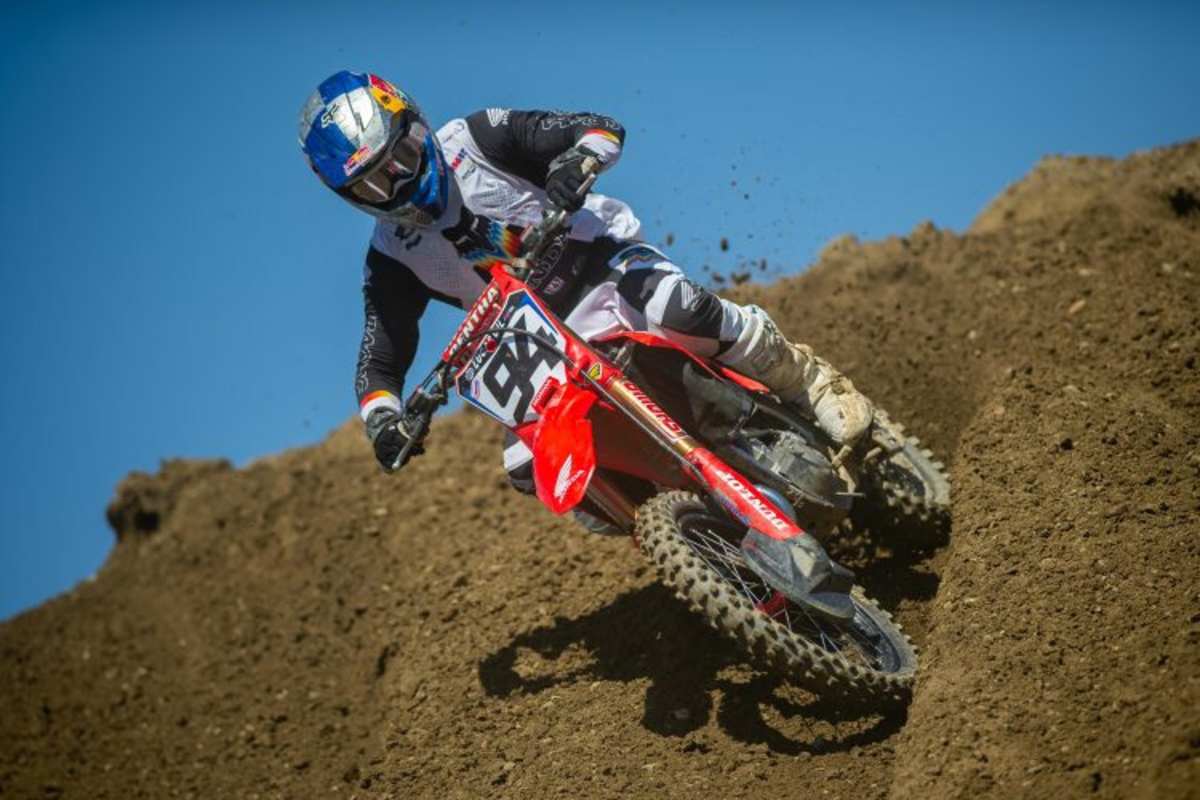 Blauer Himmel und Sonnenschein in Pala, aber drückend heiß