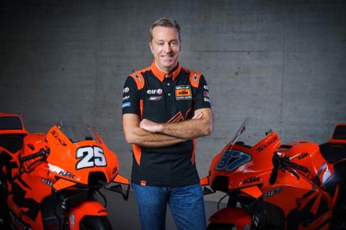 Hervé Poncharal mit den Bikes von Gardner und Fernández