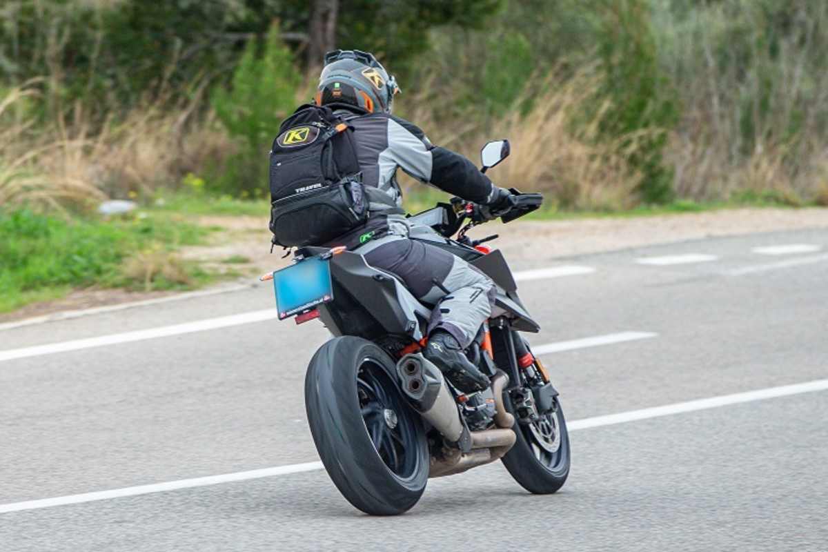 Und weg ist er auf der 1290 Super Duke RR, der Glückliche, der bei KTM als Testfahrer arbeiten darf