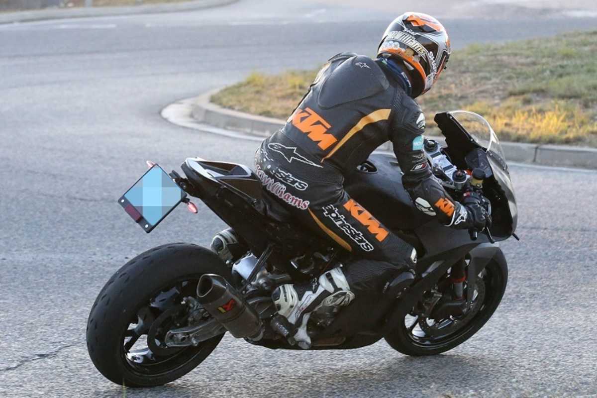 Im Sattel: Kein geringerer als der ehemalige MotoGP-Pilot Jeremy McWilliams