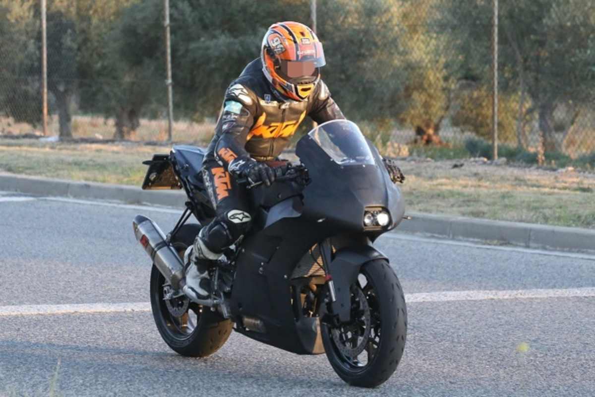 Verkleidung inspiriert von der RC 8C und den MotoGP-Werksmaschinen, Doppelscheinwerfer der RC390