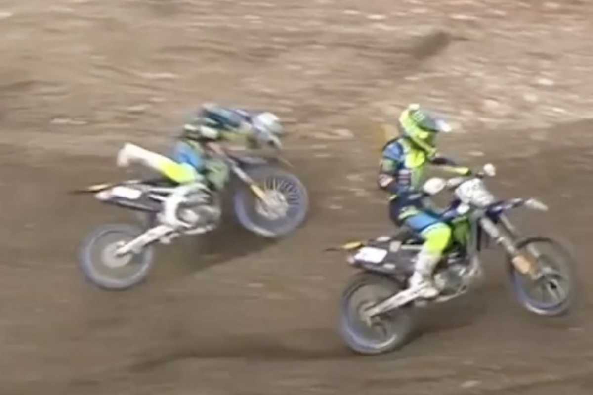 Maxime Renaux stürzt und landet neben der Strecke