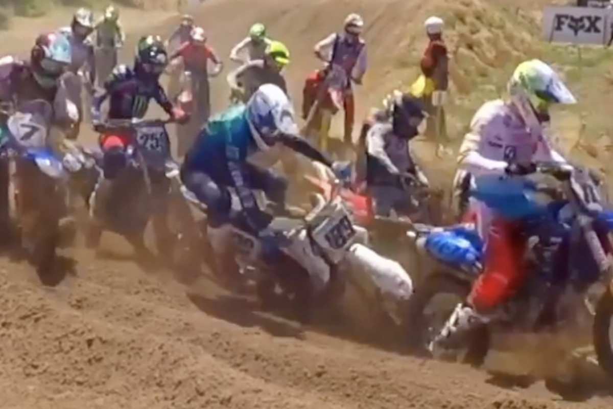 Chaos nach dem Start zum ersten Lauf