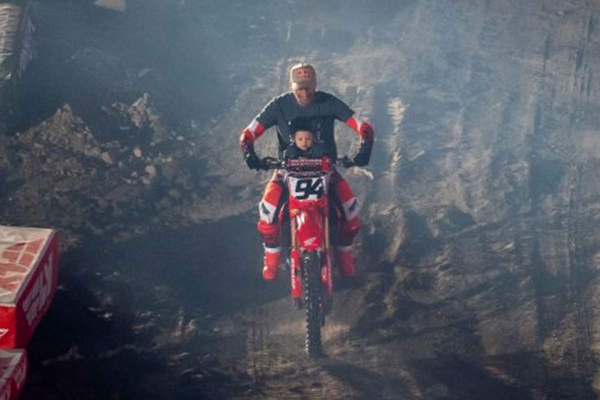 Zur Eröffnung rollte Ken Roczen mit seinem Sohn Griffin ins Stadion ein