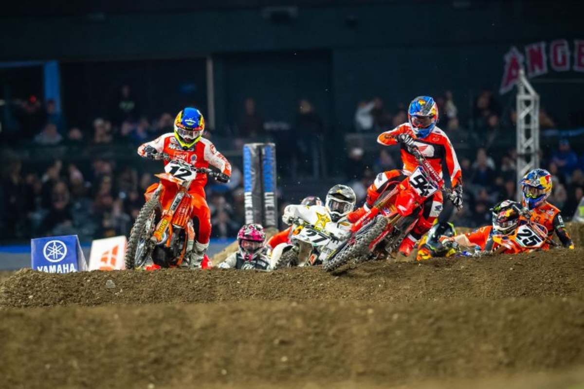 Ken Roczen geht nach dem Start in Führung