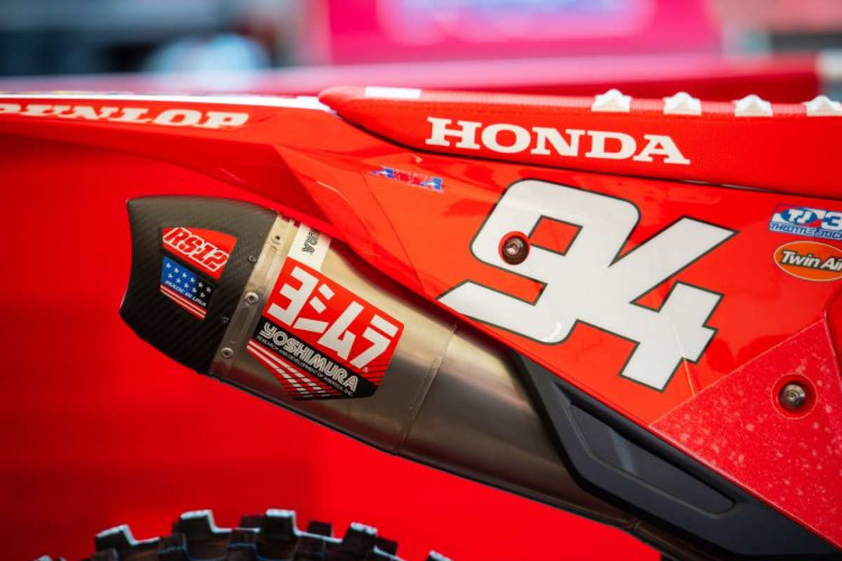 Das rote Nummernschild des Meisterschaftsführenden hat Ken Roczen vorerst wieder verloren