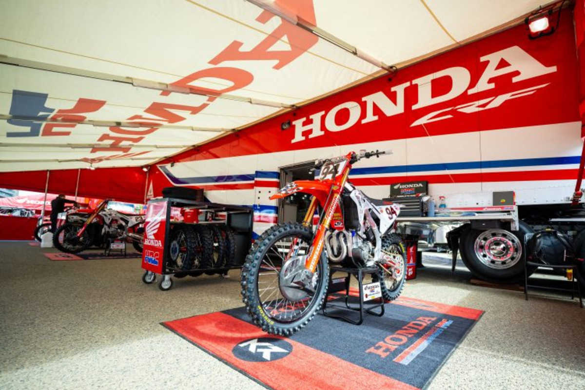 Die Honda im 'military look'