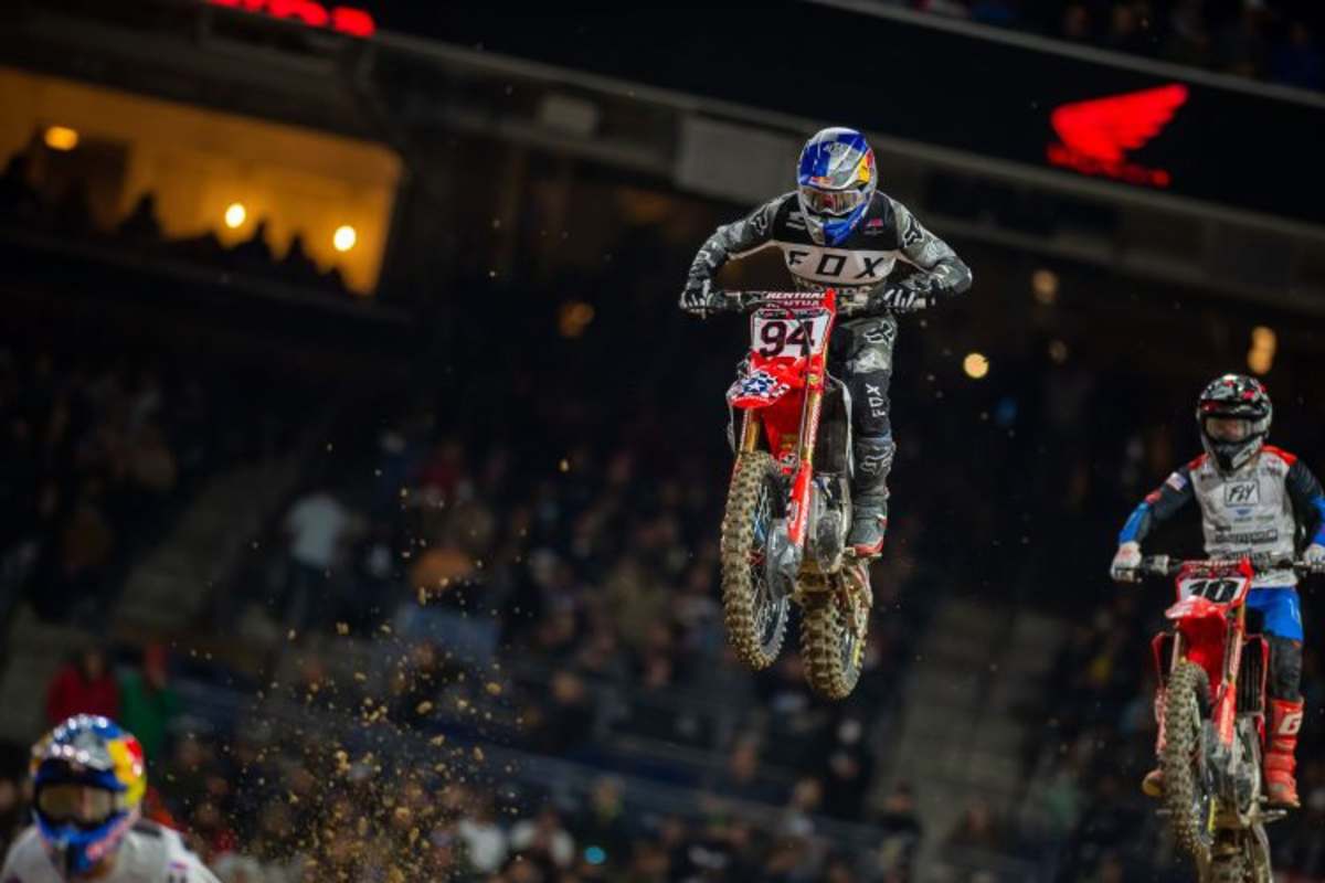 Ken Roczen vor der Zuschauerkulisse in San Diego