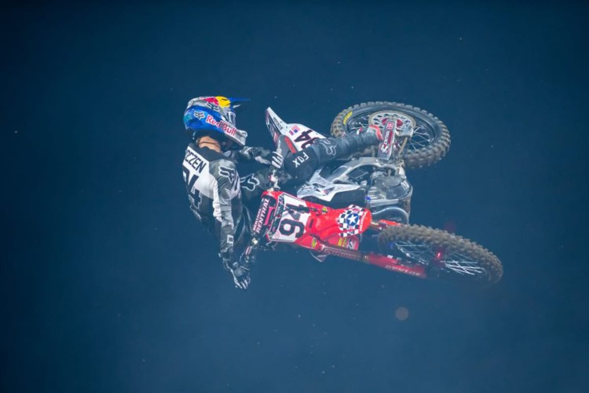 Flugshow in San Diego im Look der amerikanischen P51 Weltkriegspiloten