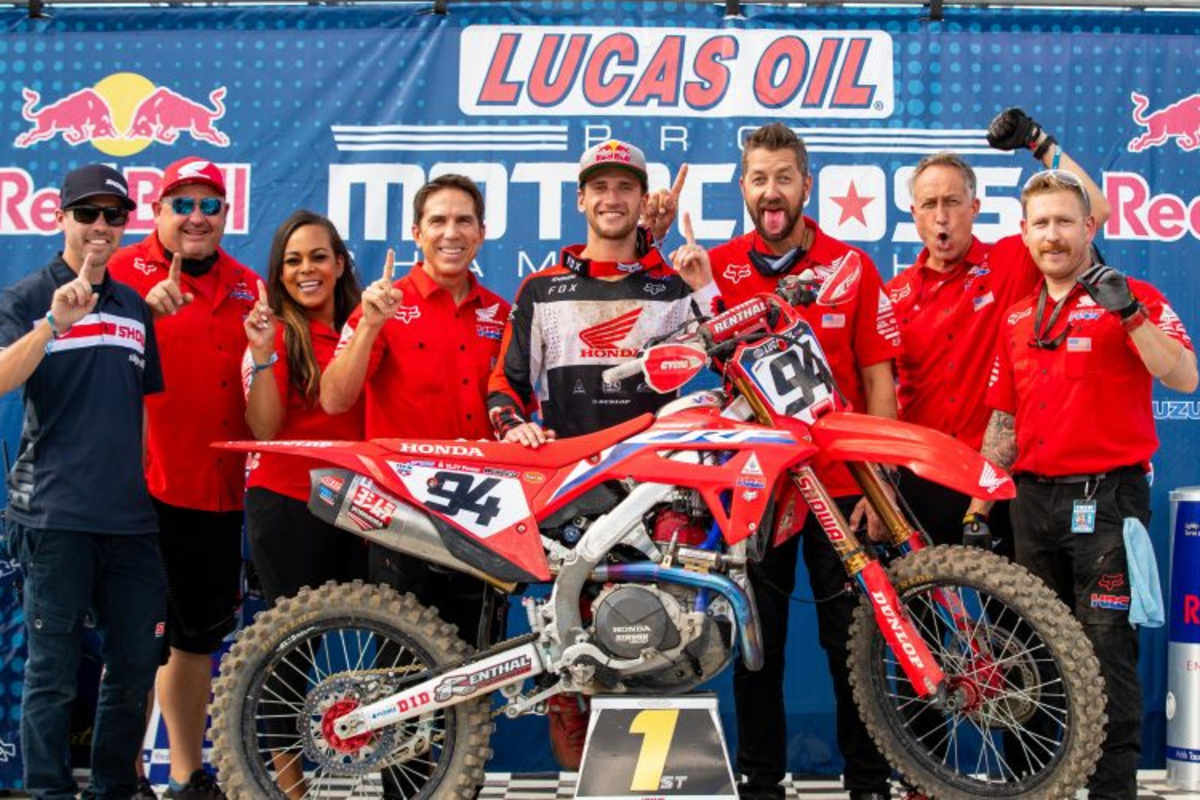 Das Team feiert Roczens Sieg