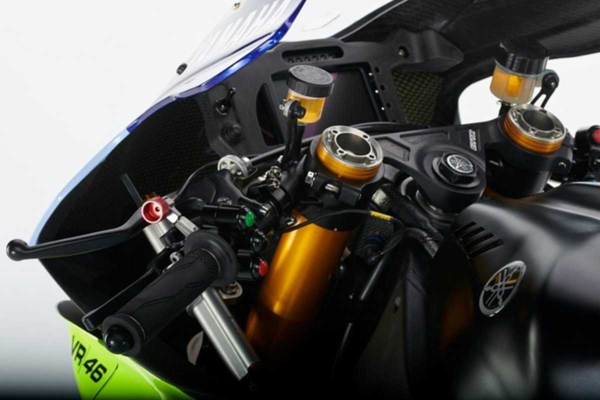 Alles vielfach einstellbar: Gabelbrücken mit variablem Offset, Öhlins-Werksgabel, seitlich montierter Lenkungsdämpfer