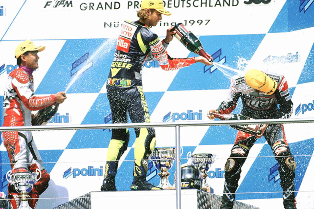 Yoshiako Kato, Valentino Rossi und Tex Geißler (v.l.)