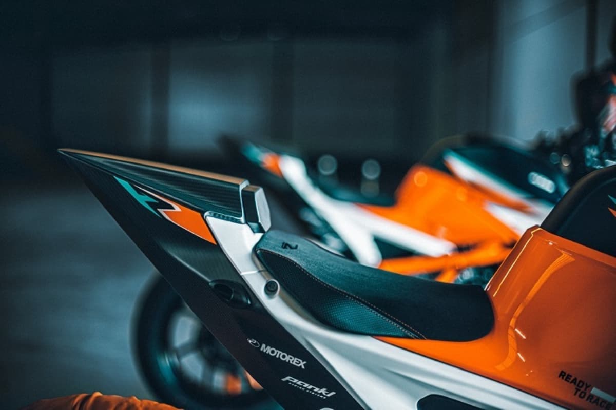 Individuelles Vergnügen: Das Kohlefaser-Heck der KTM 1290 Super Duke RR bietet keinen Platz für einen Beifahrer 