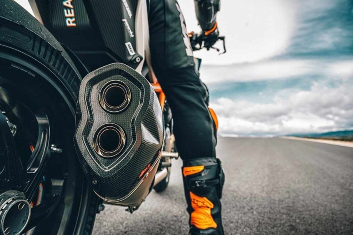 Obwohl ein unverkleidetes, klassisches Motorrad, soll das Jagdrevier der KTM 1290 Super Duke RR die Rennstrecke sein