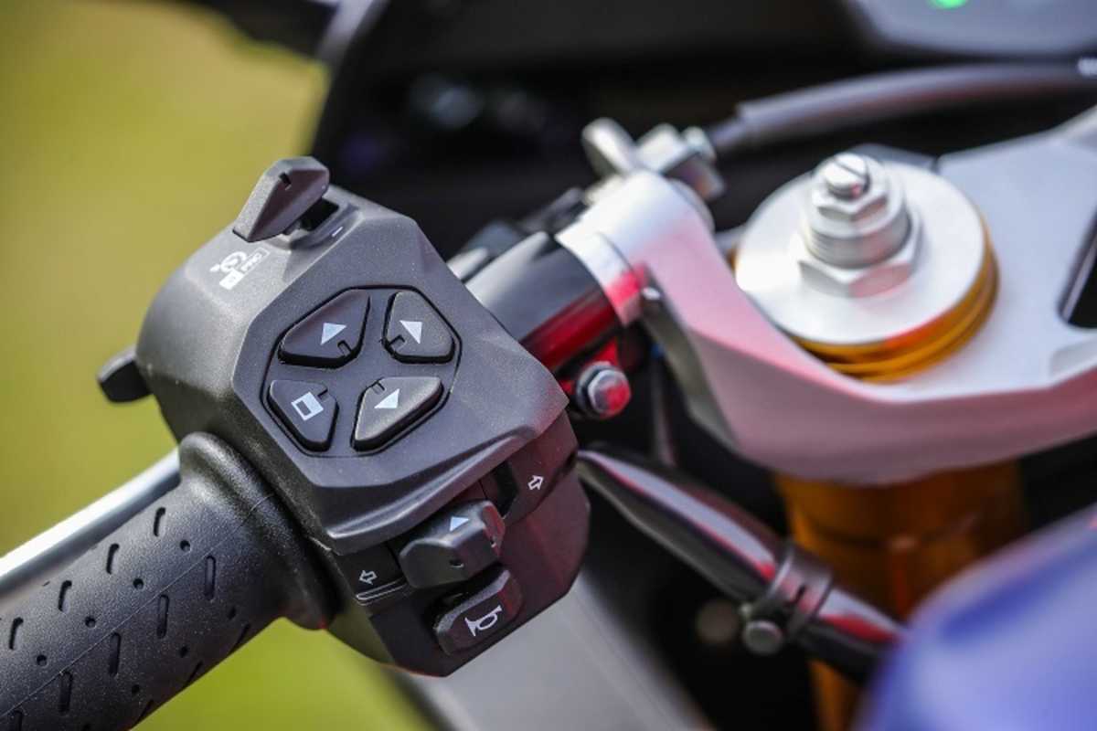 Umfangreiche Assistenz-Elektronik führt zu klobiger Schaltereinheit links