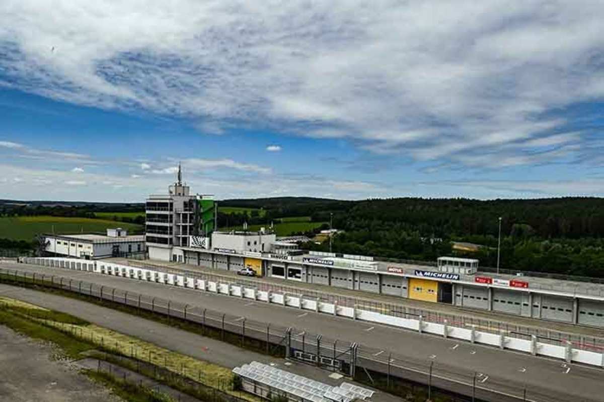 Startplatz Sachsenring um 14 Uhr: Andächtige Stille
