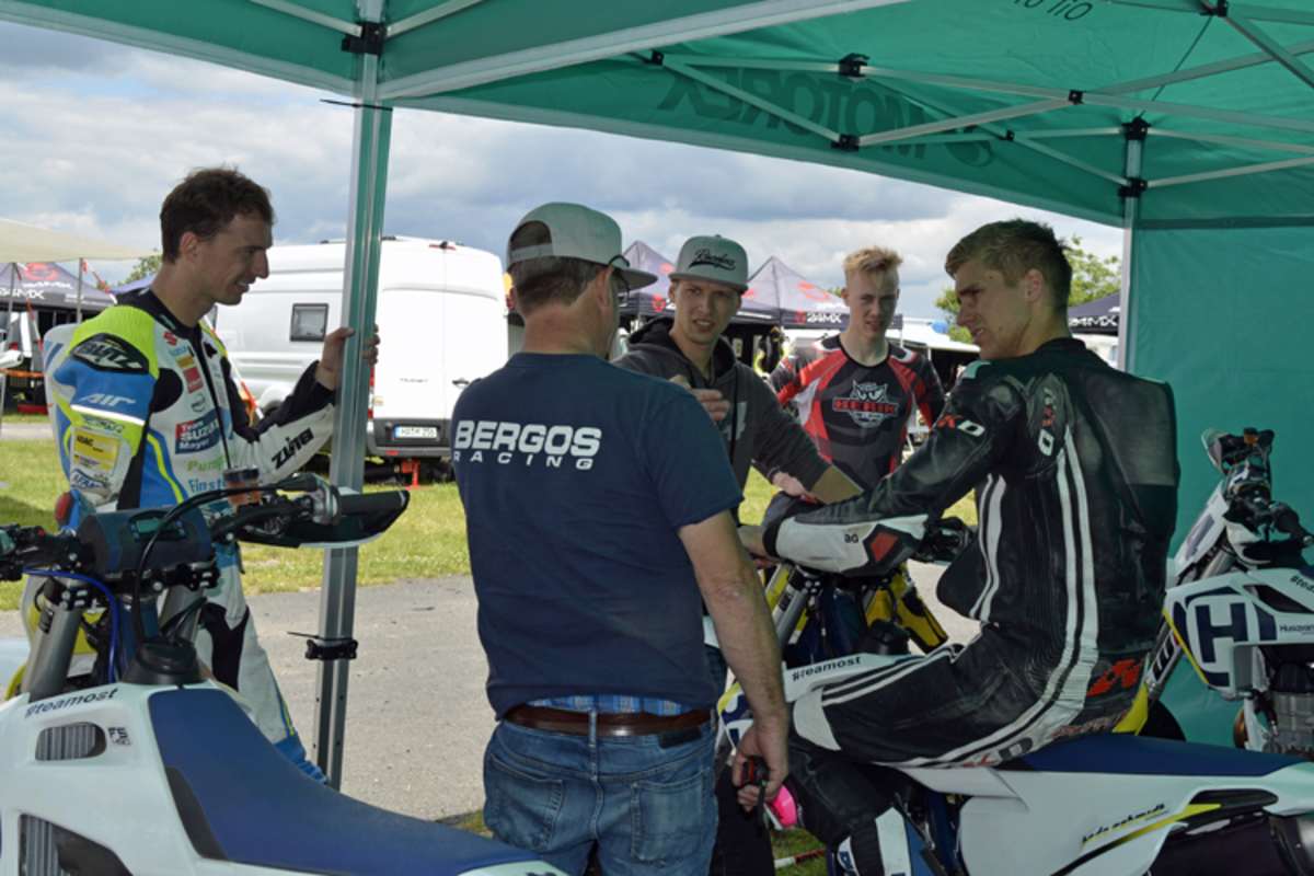 Nachhilfestunde bei Jan Deitenbach (3.v.re.)