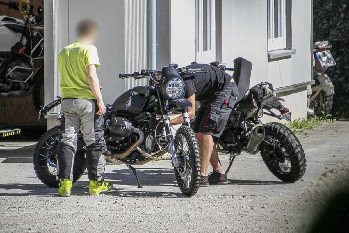 Sieht aus wie die Basis für ein Abenteuer-Fernreisemotorrad: Prototyp der BMW RnineT Scrambler