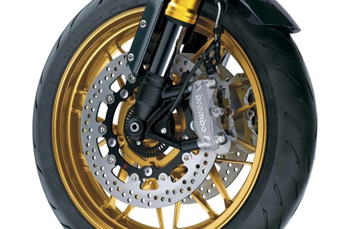 Hochwertige Bremszangen von Brembo in Kombination mit einem neuen Nissin-Bremszylinder für verbessertes Bremsgefühl