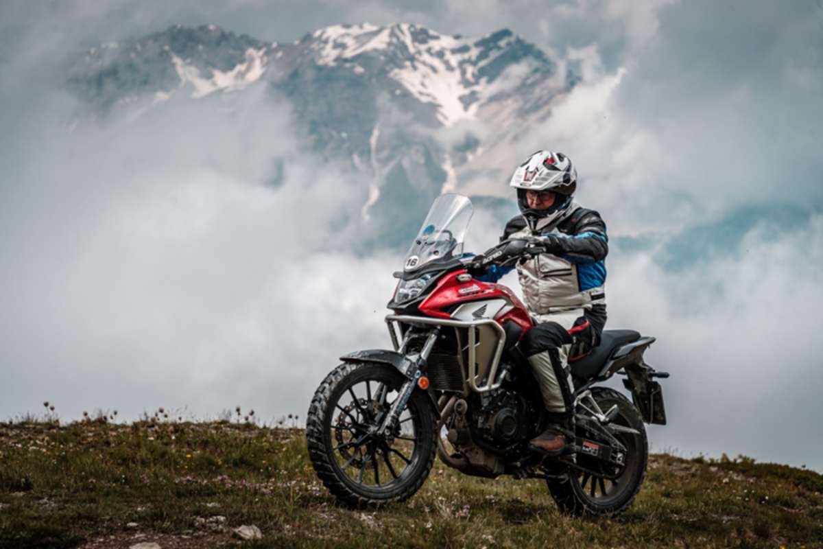 Neben der etablierten Africa Twin stand bei Honda auch die CB 500 X für Schotterausflüge bereit