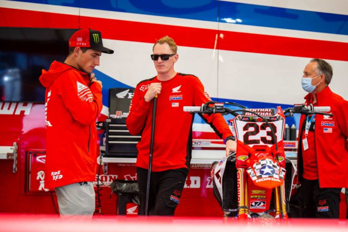 Sorgfältige Vorbereitung im Honda-Zelt