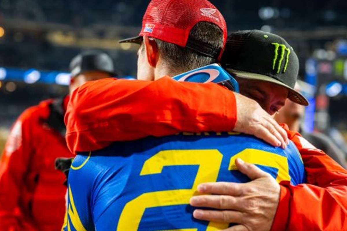 Freude im Team nach dem ersten Sieg