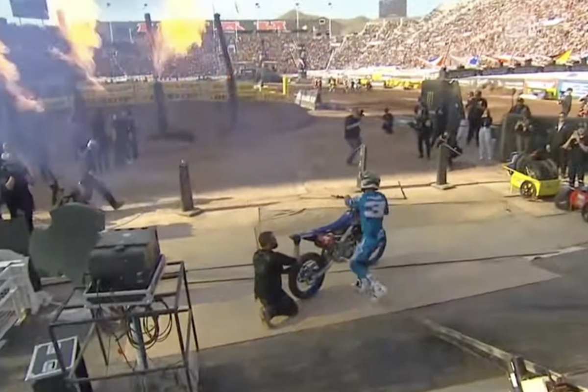 Champion Eli Tomac drehte im Stadion eine Showrunde, verzichtete aber auf das Rennen