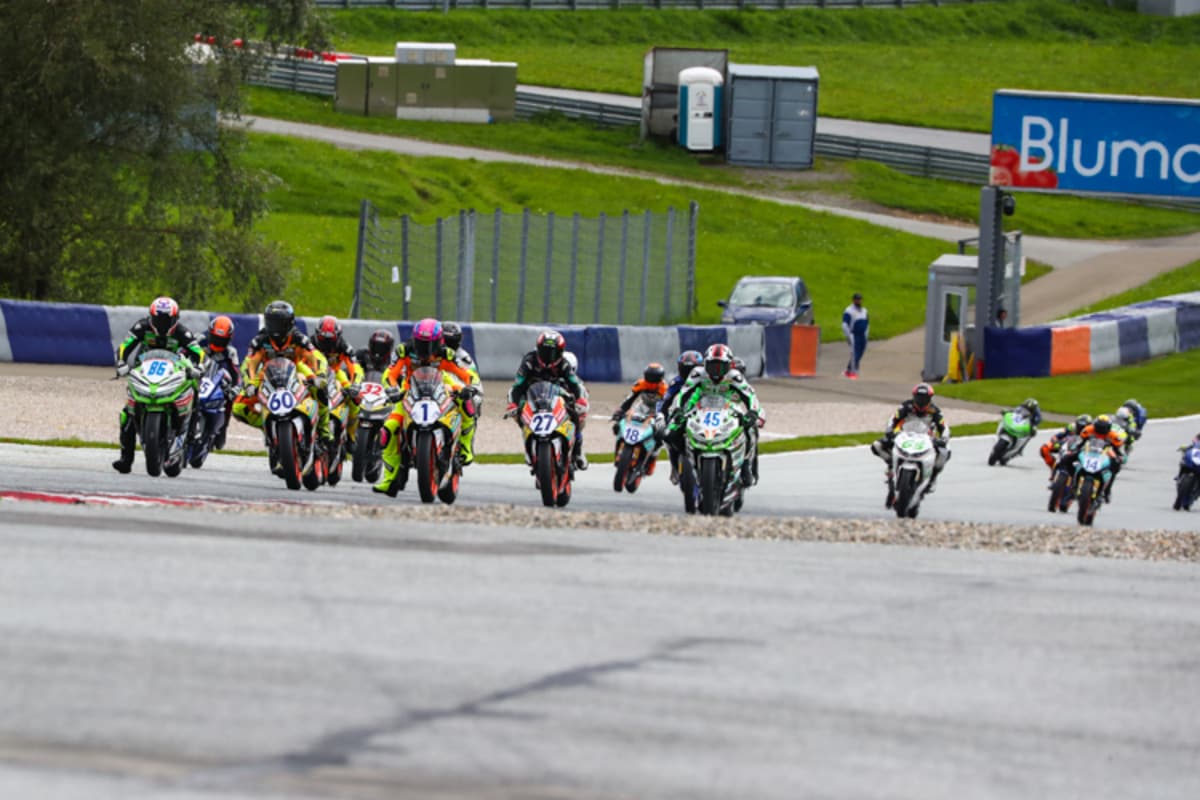 Wie immer gab es in der Supersport 300 großes Gedränge