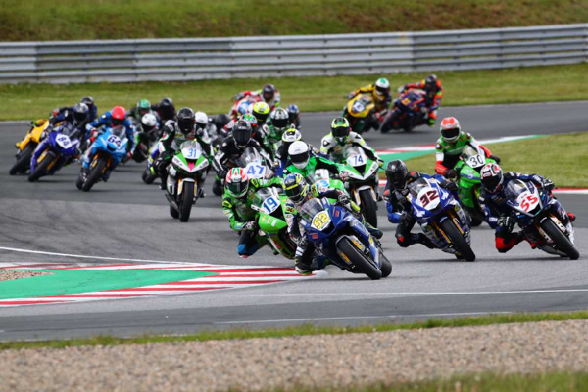 Der Rennstart bevor der Himmel seine Tore öffnete