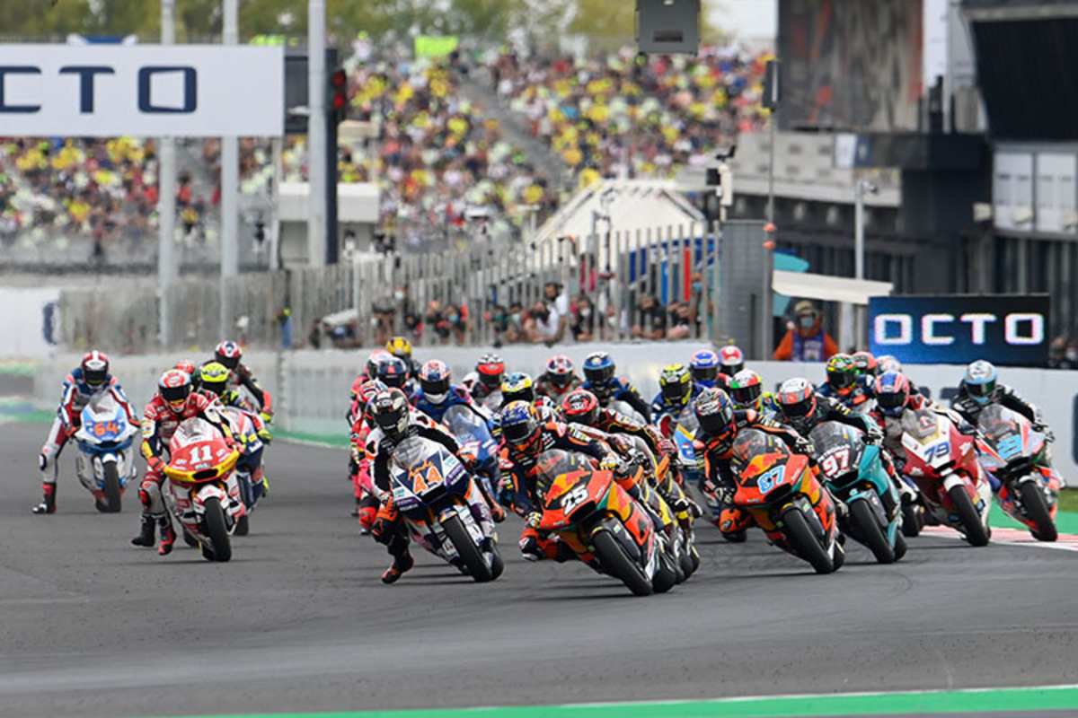 Moto2-Start in Misano: Raúl Fernández (25) und Remy Gardner (87) voran