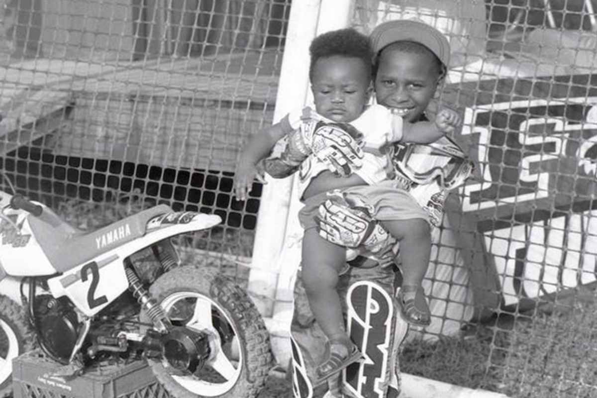 James Stewart mit Bruder 'Mookie' Malcolm, der kaum laufen kann