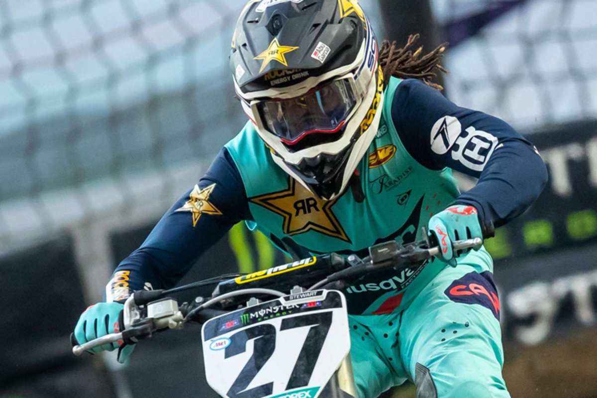 Die frei fliegenden Rastalocken sind beim Supercross im Falle eines Crashs allerdings nicht ungefährlich