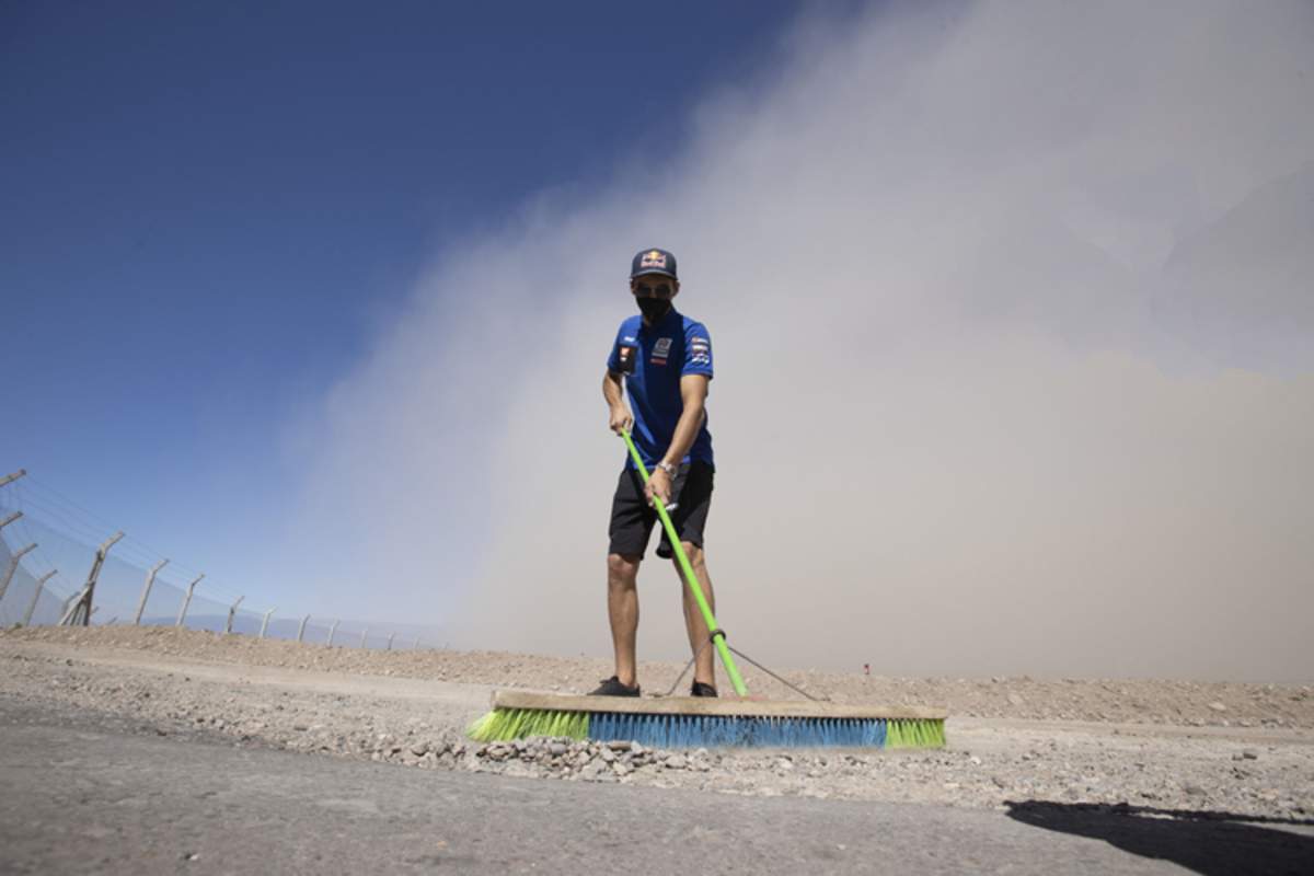 Toprak Razgatlioglu beim Säubern der Strecke