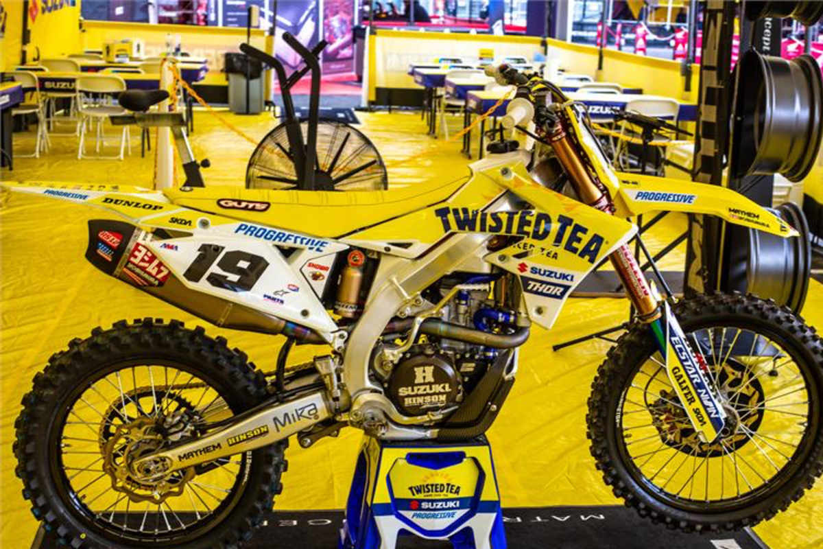 Die Suzuki RM-Z450 wirkt mit ihrem Kickstarter inzwischen etwas archaisch