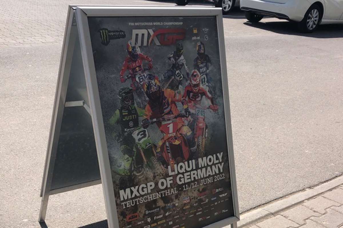Werbeplakat auf dem Parkplatz eines Supermarkts