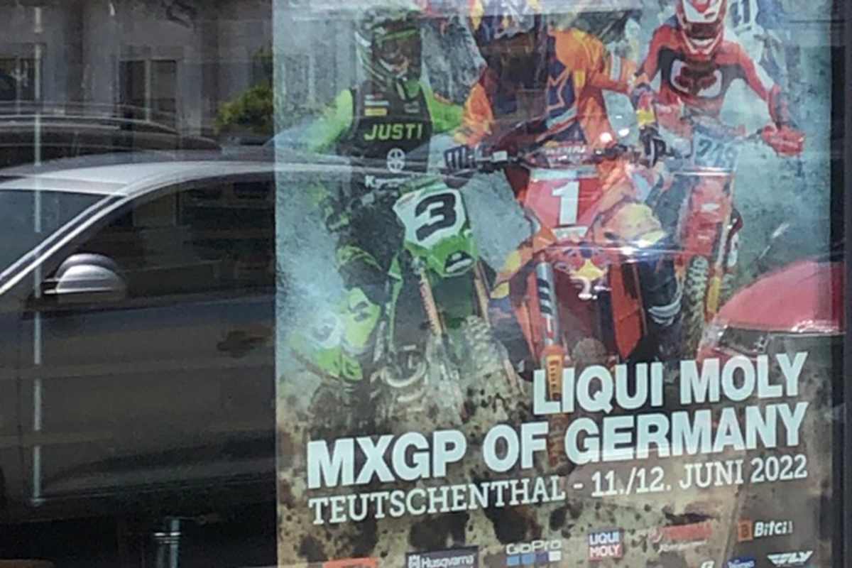 Die Supermärkte sind bereits plakatiert